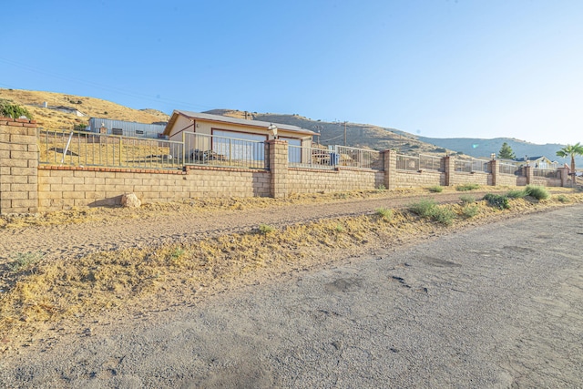 view of yard with a mountain view