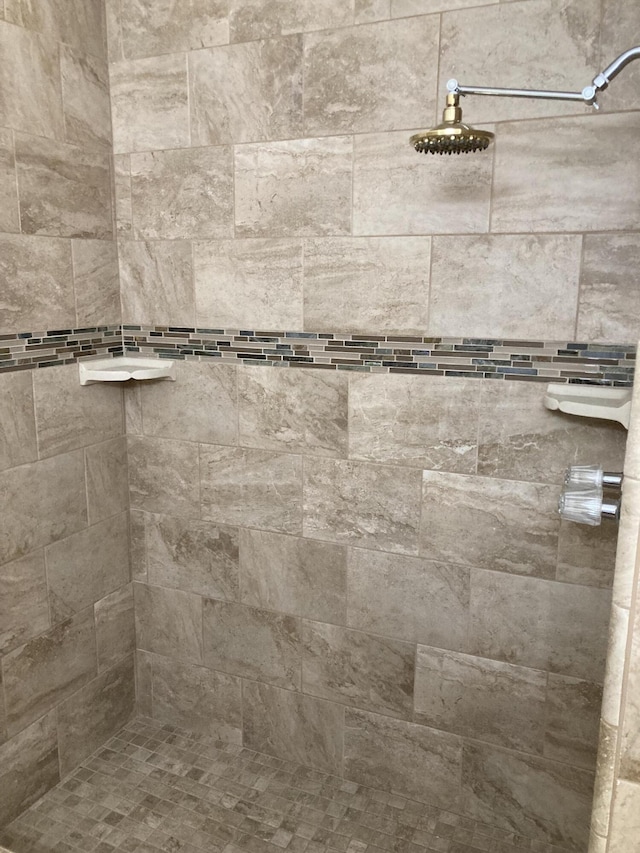 bathroom featuring a tile shower