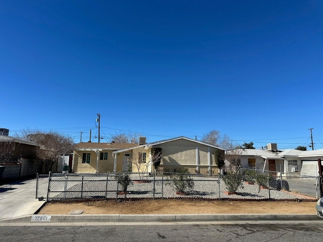 view of front of home featuring a fenced front yard