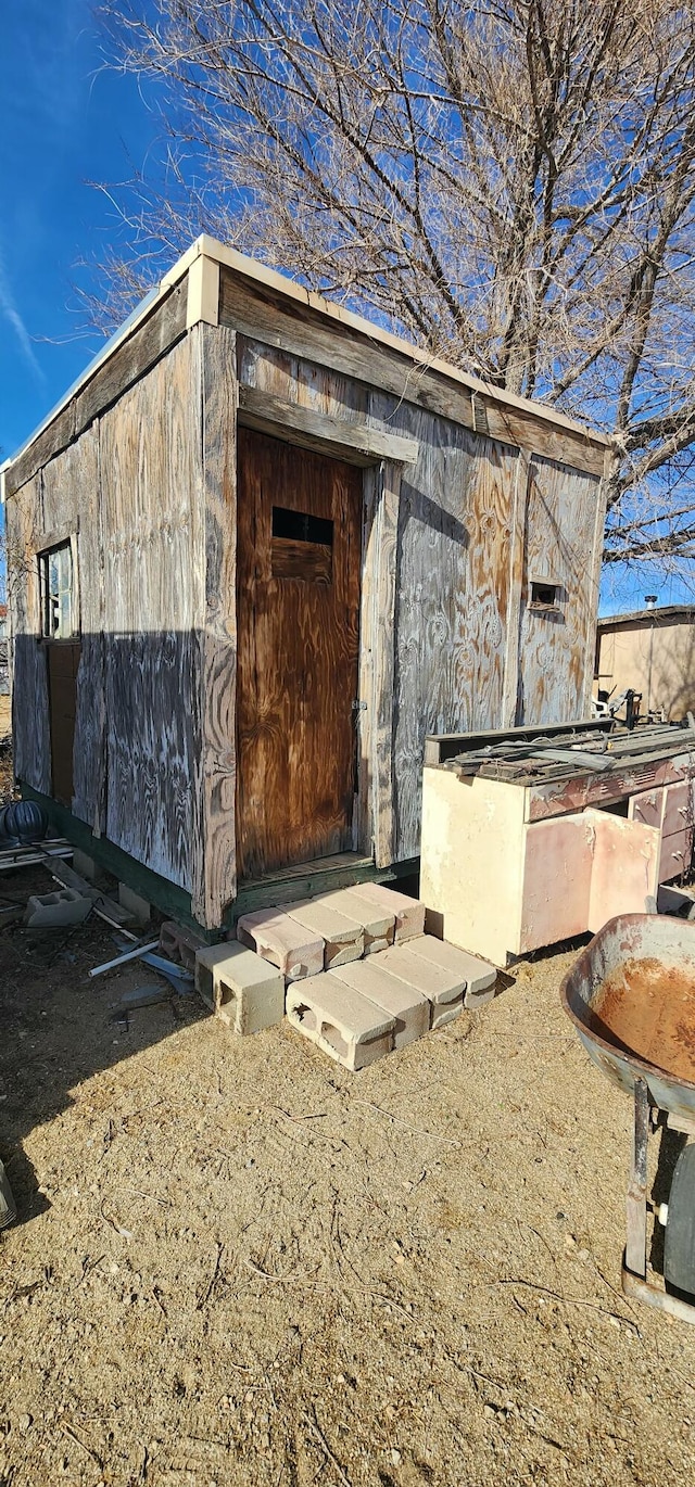 view of outbuilding