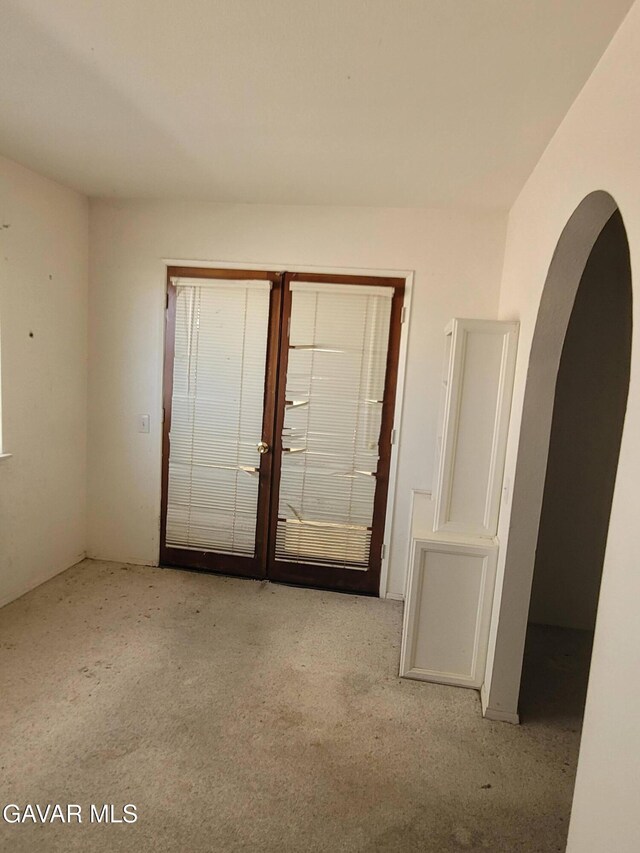 964 Roosevelt St, Ridgecrest, CA 93555 - empty room with arched walkways