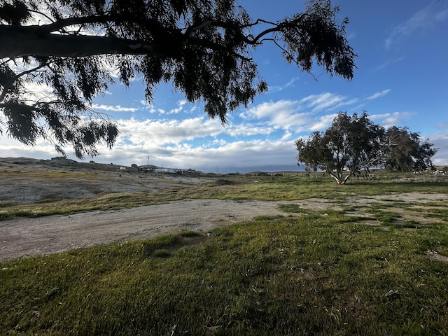 view of yard featuring a rural view