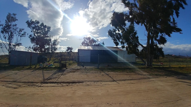 view of yard featuring an outbuilding