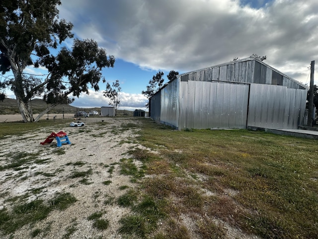 view of yard with an outdoor structure