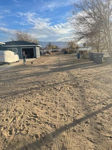 view of yard featuring an outbuilding