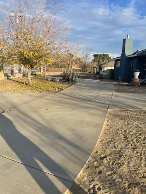 10706 E E Ave Unit R 10, Littlerock, CA 93543 - view of concrete driveway