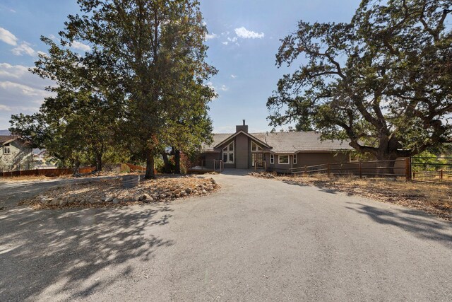 24500 Deertrail Dr, Tehachapi, CA 93561 - view of front of property with fence and driveway