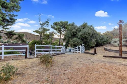 view of yard featuring a mountain view