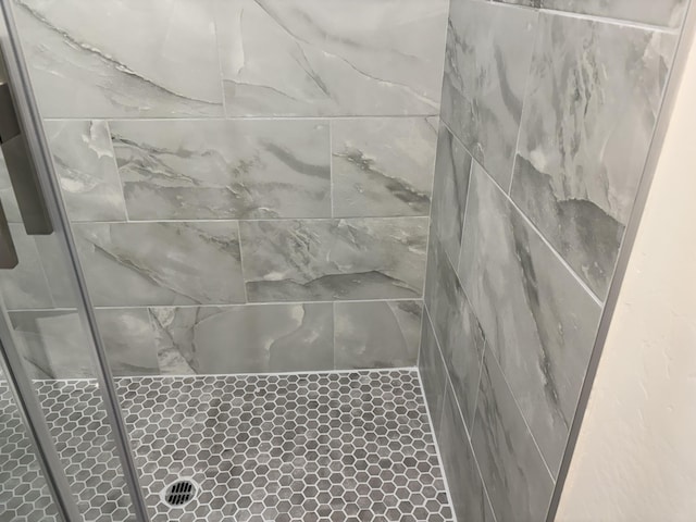 details featuring a tile shower