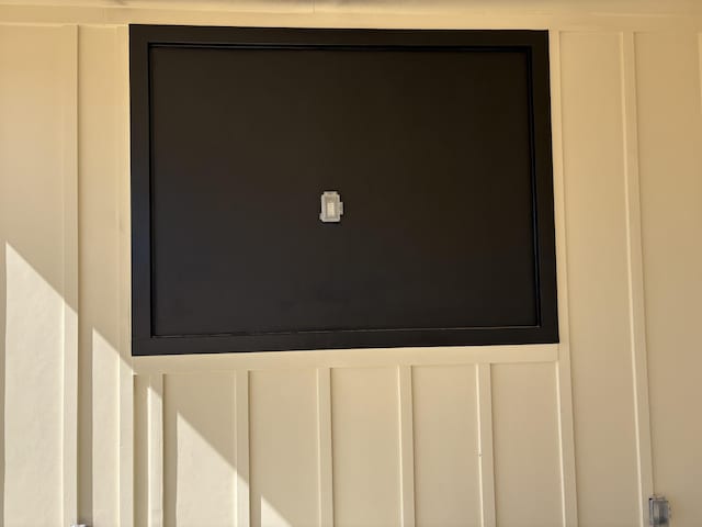 room details featuring a decorative wall