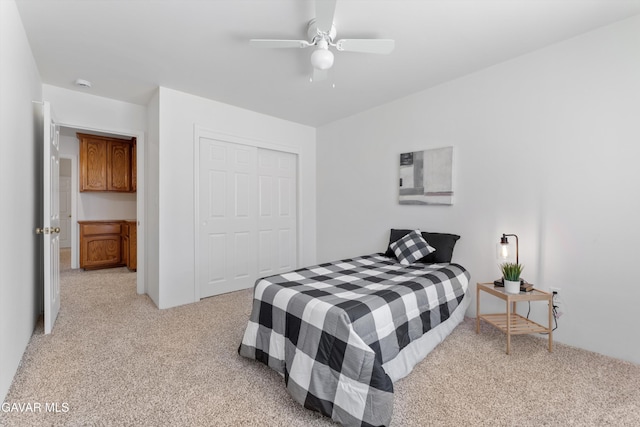 22401 Citation St, Tehachapi, CA 93561 - bedroom with light carpet, a closet, and a ceiling fan