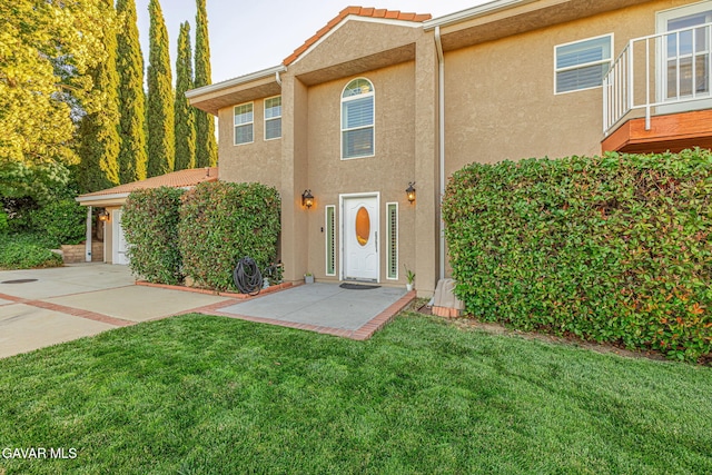 42725 Deer Walk Rd, Lake Hughes, CA 93532 - view of front facade with stucco siding, a front lawn, a tiled roof, and driveway