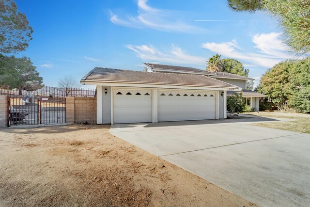 view of front facade with a garage and a yard