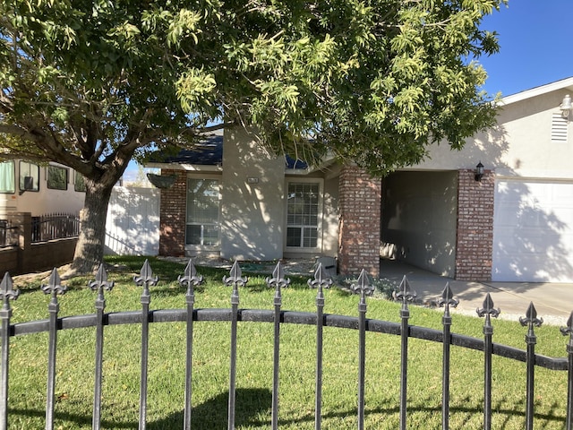 view of front of house featuring a garage and a front yard