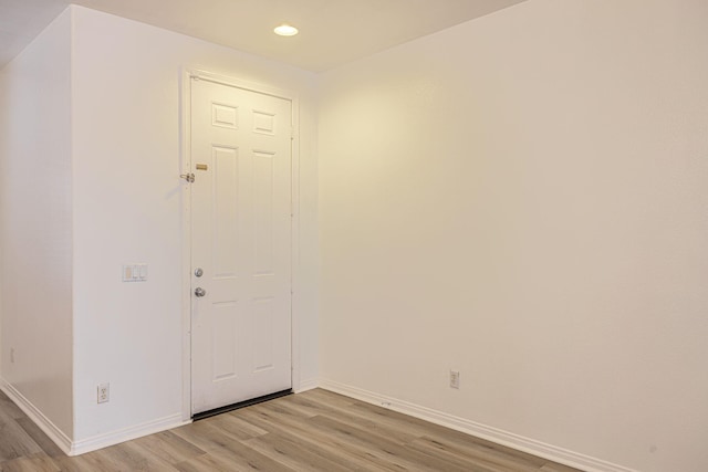 foyer featuring recessed lighting, light wood-style flooring, and baseboards
