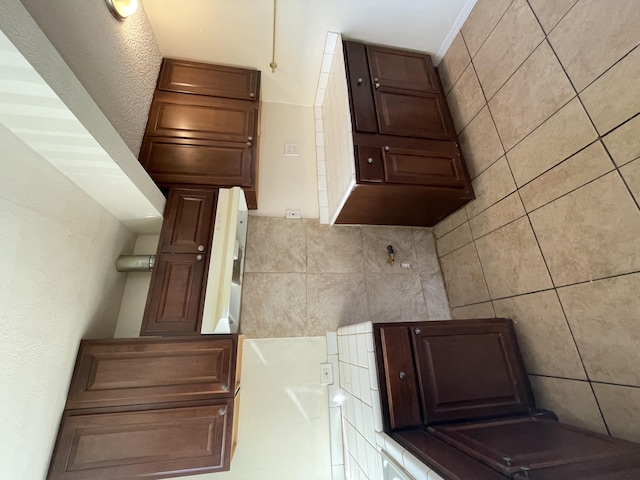 2010 W Lumber St, Lancaster, CA 93536 - bathroom with tasteful backsplash