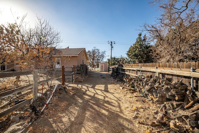 view of yard featuring a storage unit