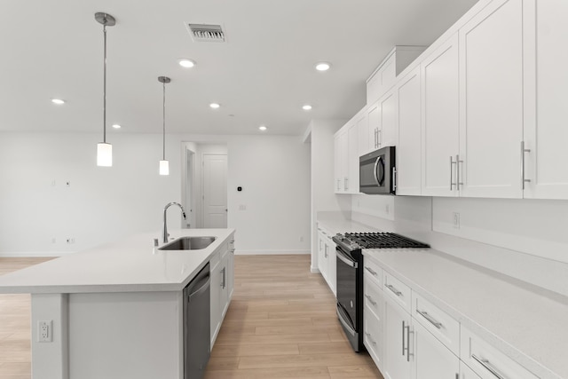 kitchen featuring light wood-type flooring, visible vents, a sink, recessed lighting, and stainless steel appliances