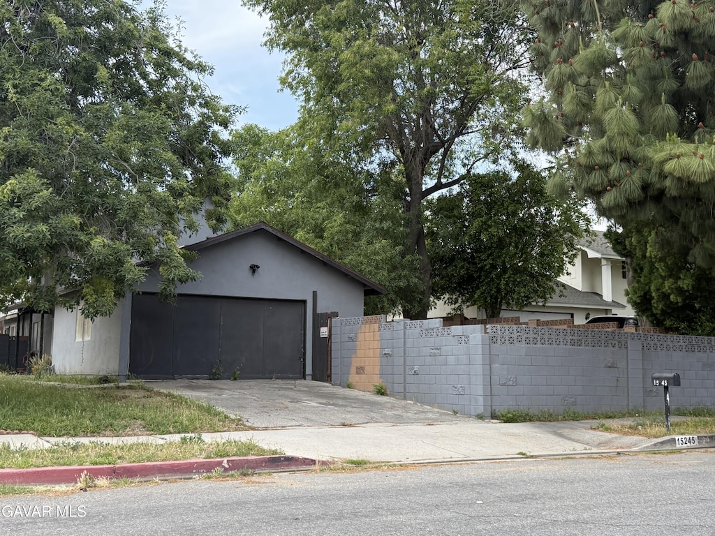 15245 Monte St, Sylmar, CA 91342 - garage with driveway