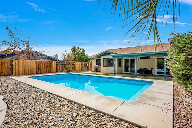 view of swimming pool featuring a patio