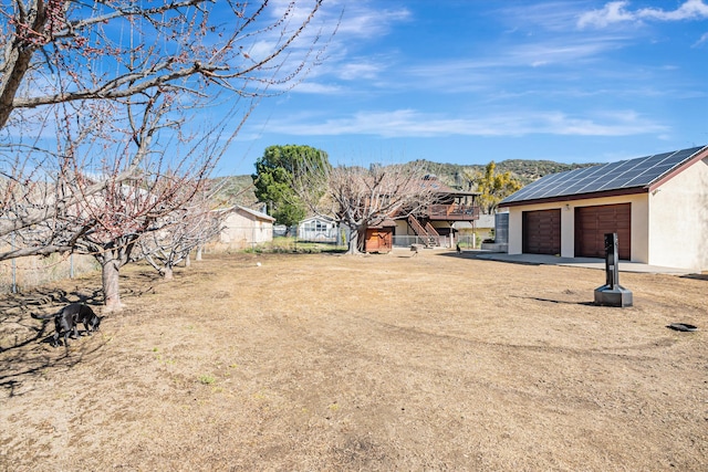 view of yard featuring an outdoor structure