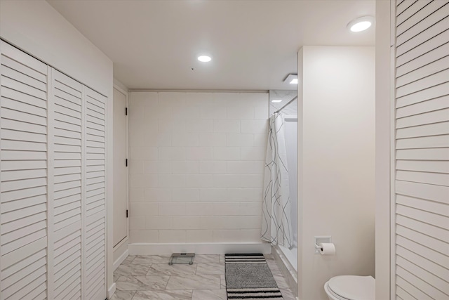 full bathroom with marble finish floor, curtained shower, a closet, recessed lighting, and toilet