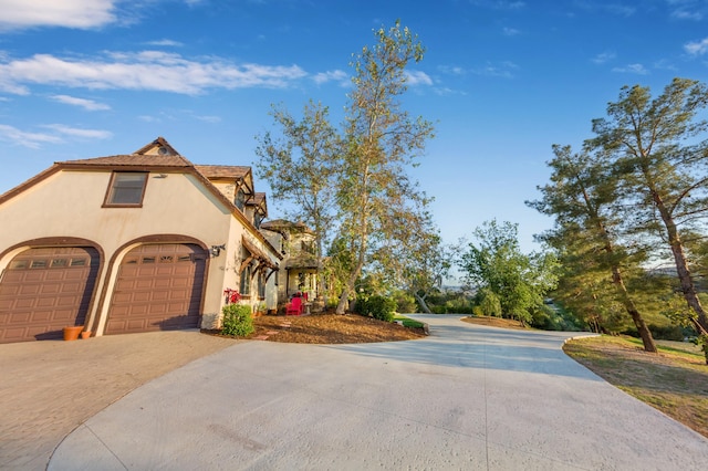 view of front of home with stucco siding and driveway