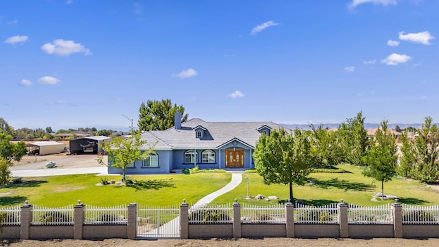 view of front of property featuring a front yard