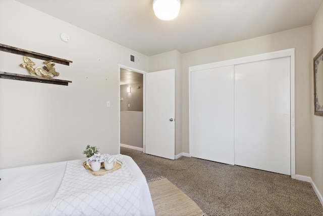 bedroom featuring carpet flooring and a closet