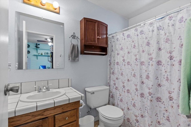 21104 Hillcrest Ct, Tehachapi, CA 93561 - full bathroom featuring vanity, toilet, decorative backsplash, curtained shower, and a ceiling fan