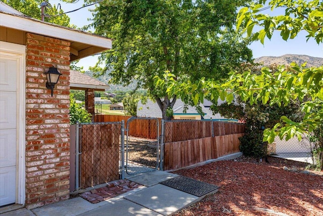 21104 Hillcrest Ct, Tehachapi, CA 93561 - view of yard featuring a gate and a mountain view
