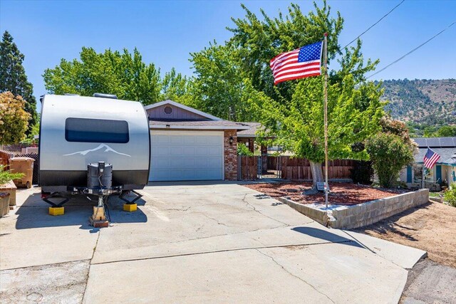 21104 Hillcrest Ct, Tehachapi, CA 93561 - view of front of property with driveway