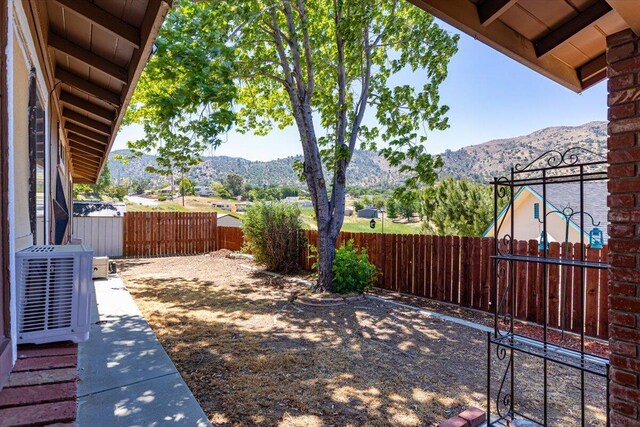 21104 Hillcrest Ct, Tehachapi, CA 93561 - fenced backyard featuring a mountain view
