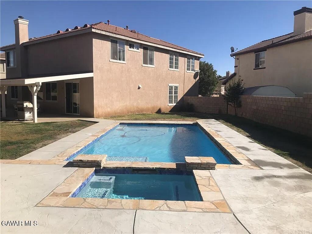 40247 Preston Rd, Palmdale, CA 93551 - view of pool featuring a pool with connected hot tub, a fenced backyard, and a patio area
