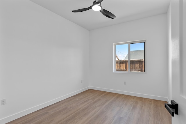 unfurnished room featuring light wood-style flooring, a ceiling fan, and baseboards