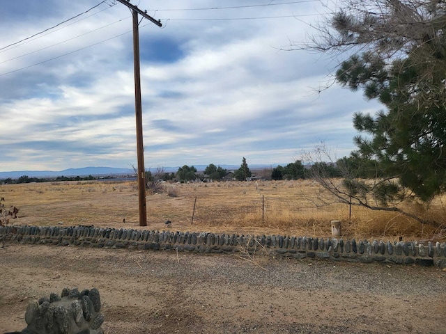 view of yard featuring a rural view