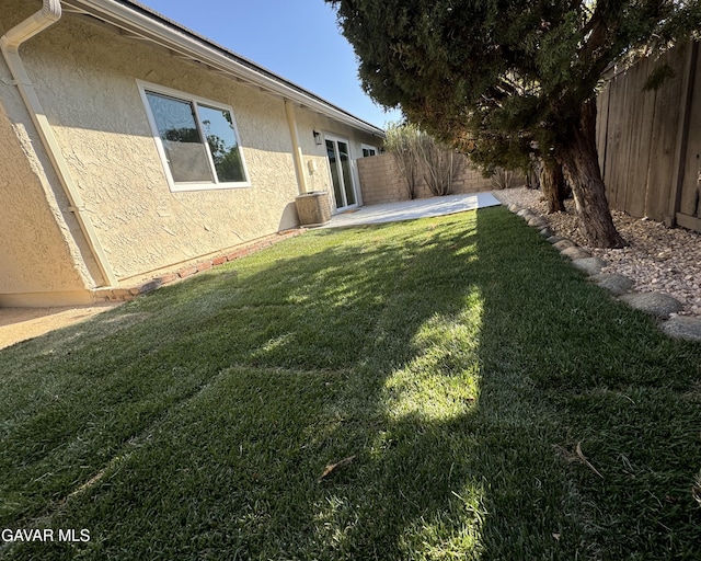25561 Alicante Dr, Santa Clarita, CA 91355 - fenced backyard with a patio area