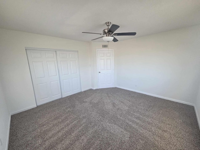 unfurnished bedroom with carpet flooring, baseboards, a closet, and ceiling fan