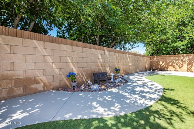 1037 Herzel Ave, Lancaster, CA 93535 - fenced backyard featuring a patio