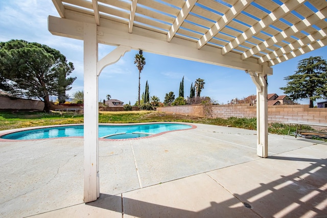 42443 Surrey Ct, Quartz Hill, CA 93536 - view of swimming pool with a pergola, a patio area, and a pool with connected hot tub