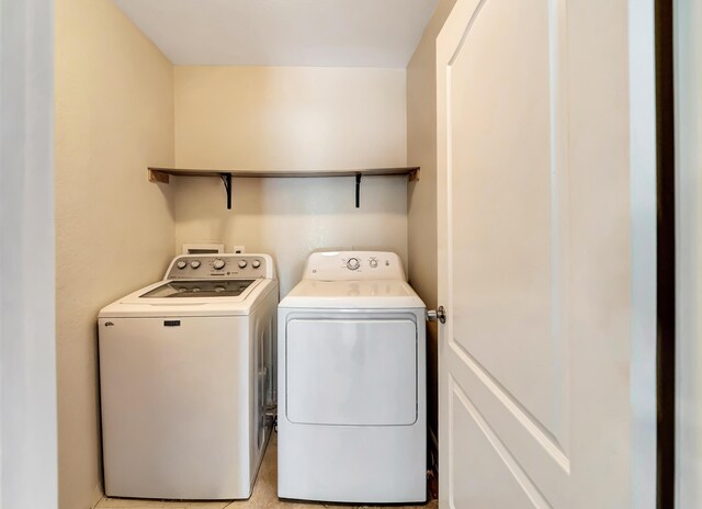 39884 Golfers Dr, Palmdale, CA 93551 - laundry area with washing machine and dryer