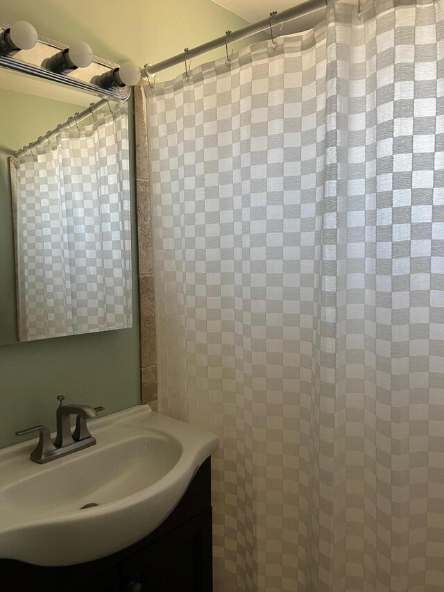 3354 Arthur Ave, Mojave, CA 93501 - full bath with vanity and a shower with shower curtain