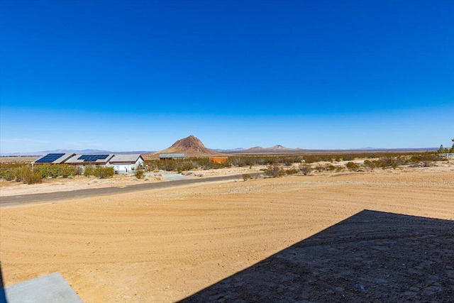 view of yard with a mountain view