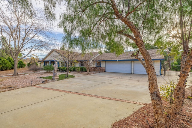 view of front facade featuring a garage and driveway