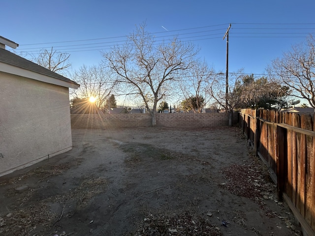 view of yard at dusk