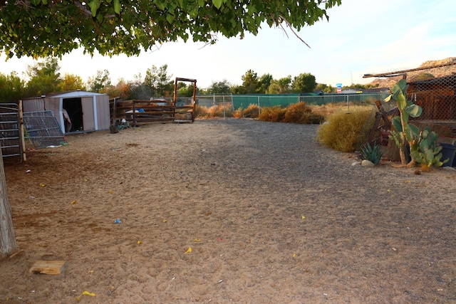 view of yard featuring an outbuilding