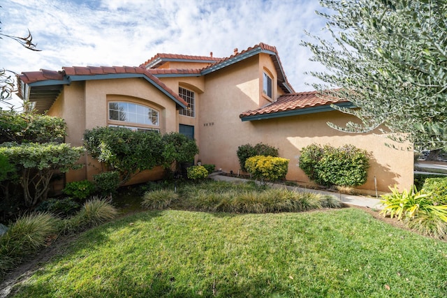 view of front of property featuring a front yard