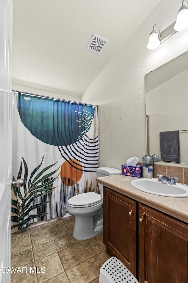 18909 Cheyenne Ave, Tehachapi, CA 93561 - full bath with vanity and vaulted ceiling