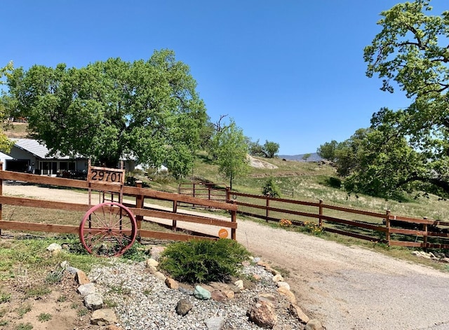 view of yard featuring a rural view