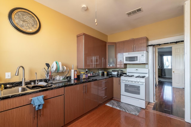 40947 Ridgegate Ln, Palmdale, CA 93551 - kitchen with light wood-style flooring, visible vents, a sink, and white appliances